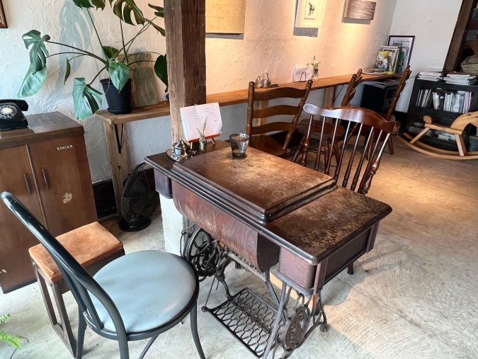 店内 Antique & Cafe Annola（アンティーク アンド カフェ アンノラ）
