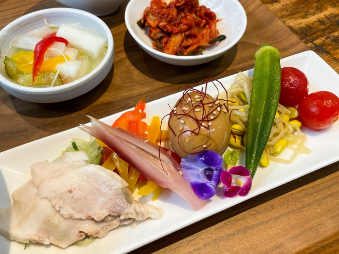 韓国ごはん ファジョン食堂　ピビン麺定食（副菜プレート）