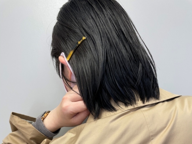 耳まわりをピンで留めたすっきりアレンジ