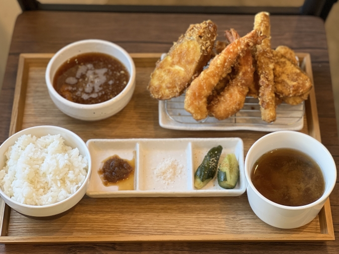 テンプラデンブラ　天ぷら定食（上）