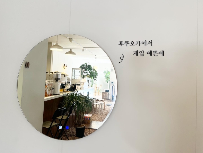 Cafe＋82（カフェプラスハチニ）　フォトスポットの鏡