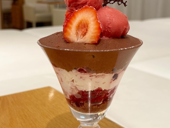 chano-ma（ちゃのま）福岡　苺と3種ベリーの生チョコムースパフェ