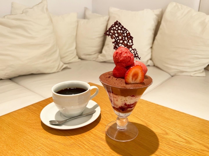 chano-ma（ちゃのま）福岡　苺と3種ベリーの生チョコムースパフェ