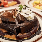 ベツバラ：トリプルチョコレートパンケーキ