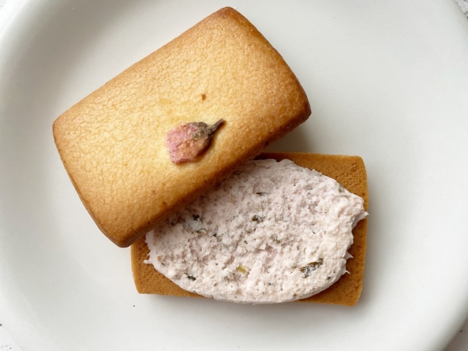 無印良品「桜のクリームサンドクッキー」