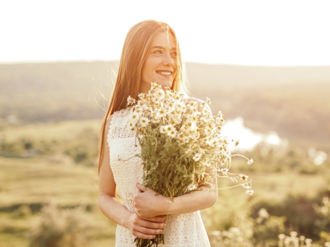 白い花束を抱える女性