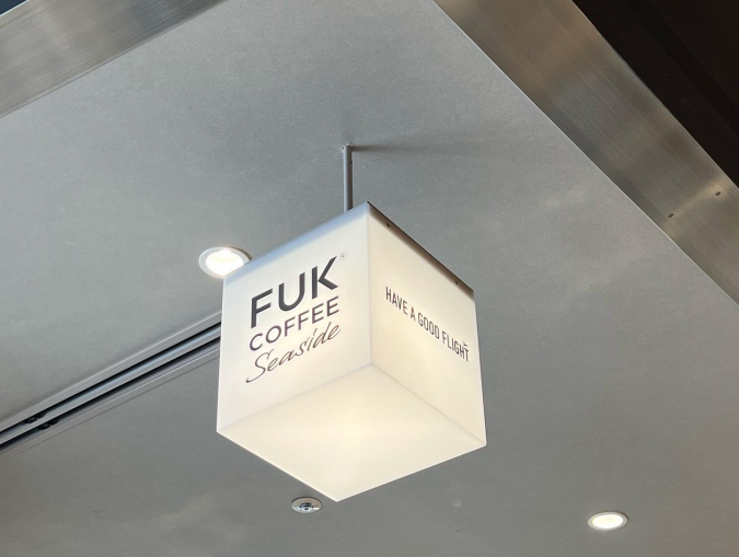 FUK COFFEE Seaside（フックコーヒーシーサイド）看板