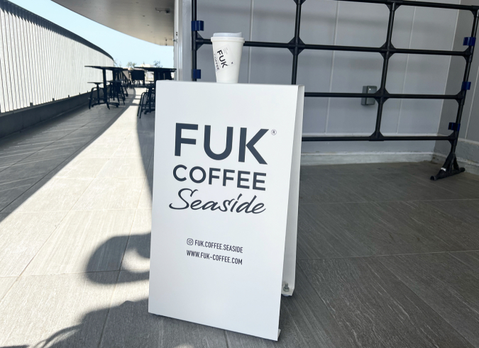 FUK COFFEE Seaside（フックコーヒーシーサイド）　看板