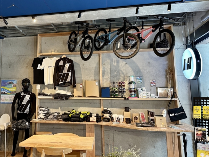 Bike is life cafe Fukuoka（バイクイズライフカフェふくおか）　店内