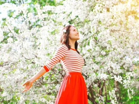 春の花を眺める女性