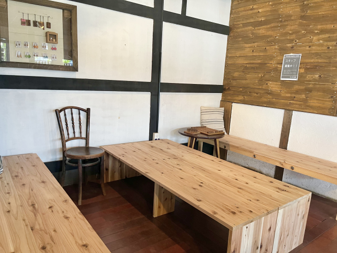 wood-style cafe（ウッドスタイルカフェ）待合席