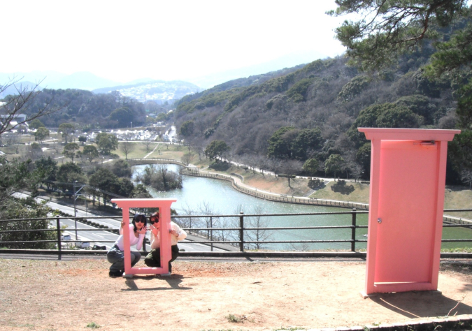 福岡県営公園　ワンちゃん用のピンクのドア