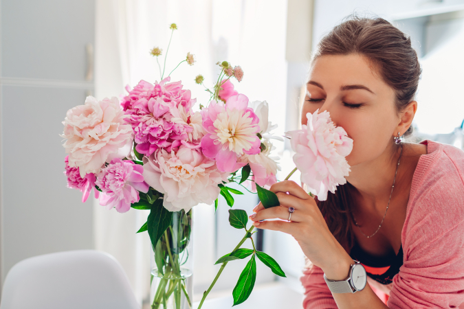 花の香りをかぐ女性イメージ/Shutterstock