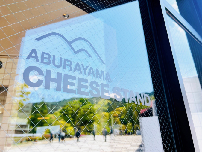 ABURAYAMA CHEESE STAND（アブラヤマ チーズスタンド）　窓