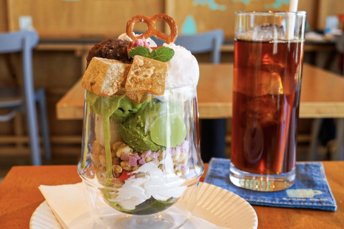StongCafe西新店：抹茶と桜の３色団子パフェ