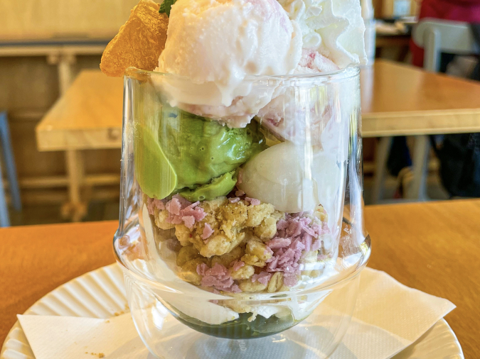 StongCafe西新店：抹茶と桜の３色団子パフェ