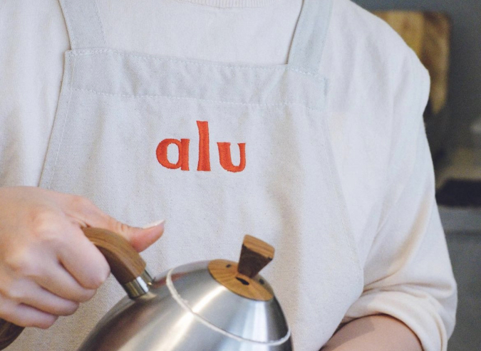 ロゴ　「alu.（ある）」