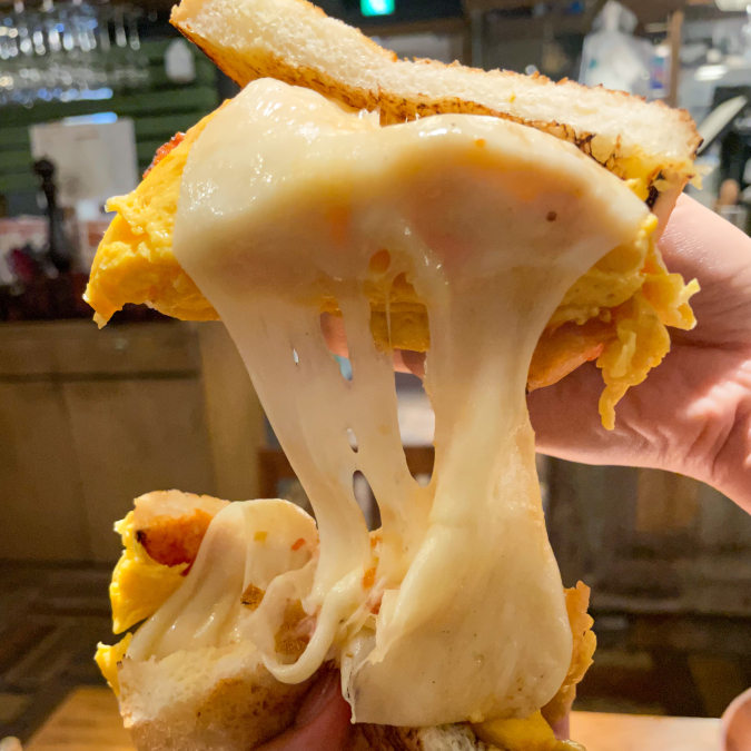 SHUNPANLABO：伸びるモッツァレラチーズと味宝卵オムレツトーストプレート