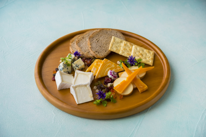 国産チーズと輸入チーズのセレクション 自家製サワードゥーブレッド クラッカー コンディメント