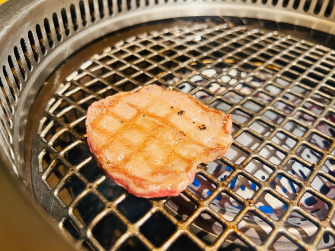 福岡焼肉 kintan（キンタン）タンを焼く様子