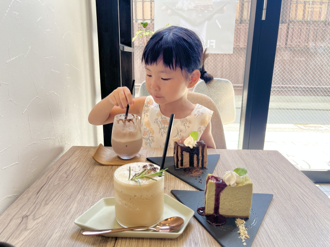 COSAELL COFFEE AND CHEESECAKE SHOP（コサエルコーヒーアンドチーズケーキショップ）ケーキとドリンク