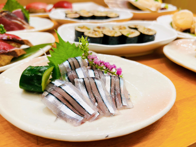 超速鮮魚(R)寿司 羽田市場 博多リバレインモール店　新幹線で運んだ朝獲れきびなご刺身