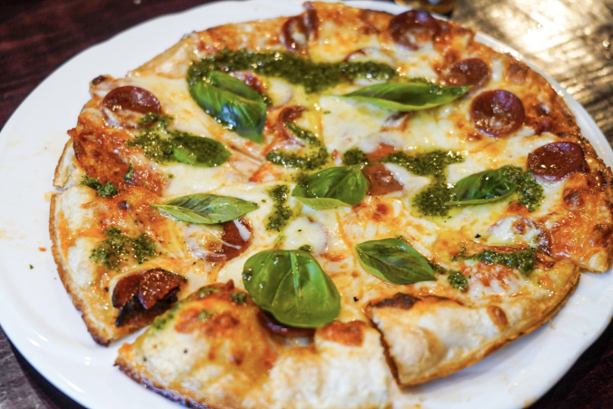 焼きもんや 菜‘s：サラミとバジルのクリスピーマルゲリータピザ