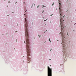 パールボタンサイドカラーニット（クロ×オフ）7,480円、バイカラースカラレースマーメイドスカート（ピンク／bdONLINE限定色）9,900円（NATURAL BEAUTY BASIC）