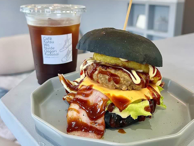 Café 靴を脱いで、お上がりください。