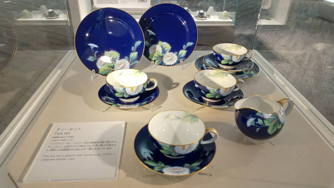 TOTOミュージアム：瑠璃色の食器