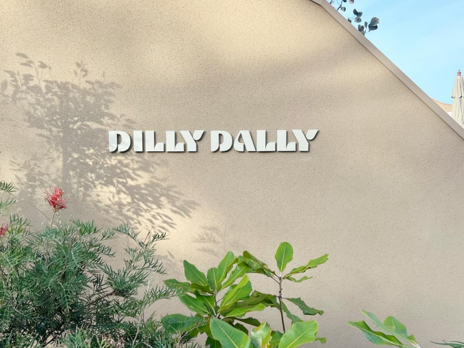 DILLY DALLY（ディリーダリー）　看板