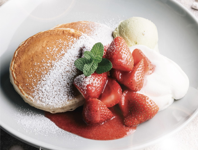 Cafe＆Studio KURUMERU（カフェアンドスタジオくるめる）苺と練乳ホイップパンケーキ