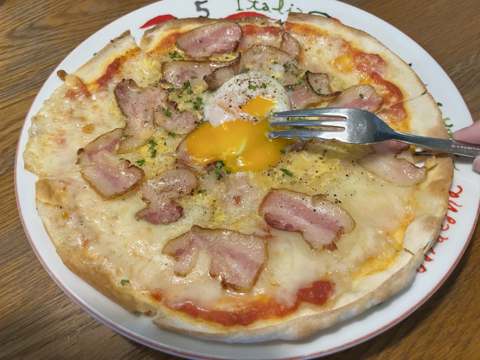 FELICE BASIL 飯塚店（フェリーチェバジル）ベーコン・温泉卵、カルボナーラ風ピザ