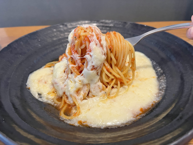FELICE BASIL 飯塚店（フェリーチェバジル）滝のように流れるラクレットチーズのトマトソースパスタ