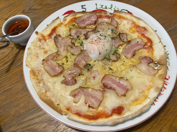 FELICE BASIL 飯塚店（フェリーチェバジル）ベーコン・温泉卵、カルボナーラ風ピザ