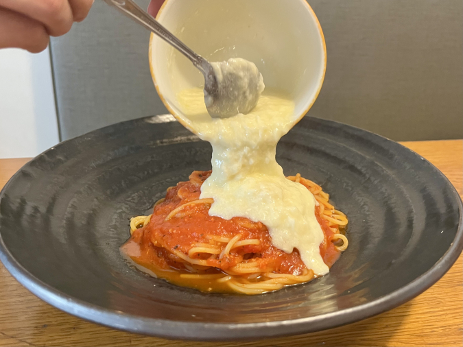 FELICE BASIL 飯塚店（フェリーチェバジル）滝のように流れるラクレットチーズのトマトソースパスタ