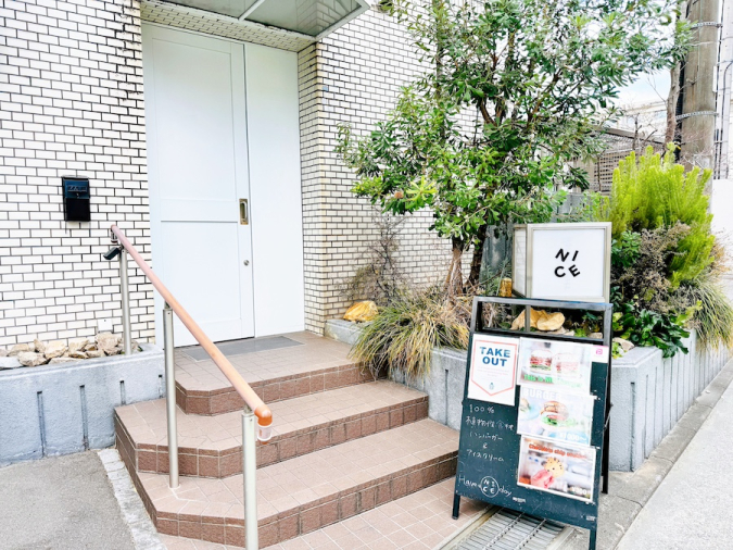 NICE plant-based cafe・入口