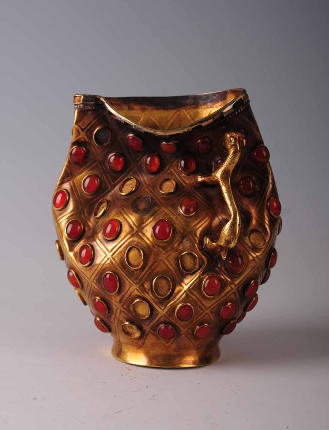 『瑪瑙象嵌金製杯』（6–8世紀、1997年イリ市昭蘇県ボマ古墓出土 、一級文物、高16.0cm、イリ州博物館