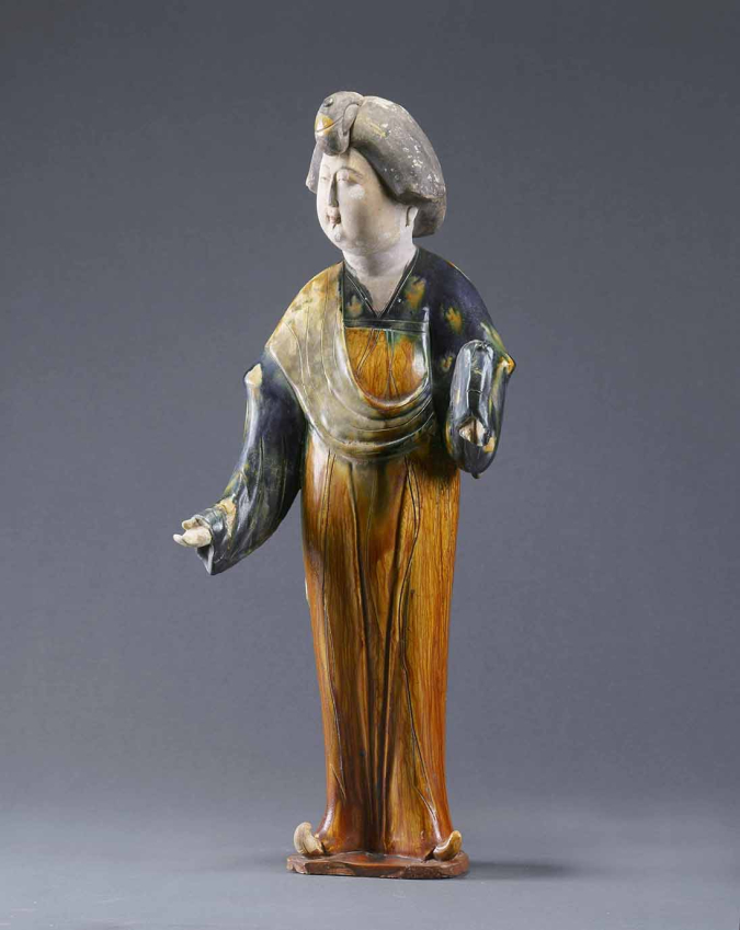 「三彩女子俑」（唐、1959年西安市中堡村唐墓出土、一級文物、高45.2cm 、陝西歴史博物館）