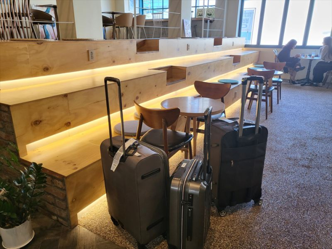 ノナントゥに来た外国人観光客のスーツケース
