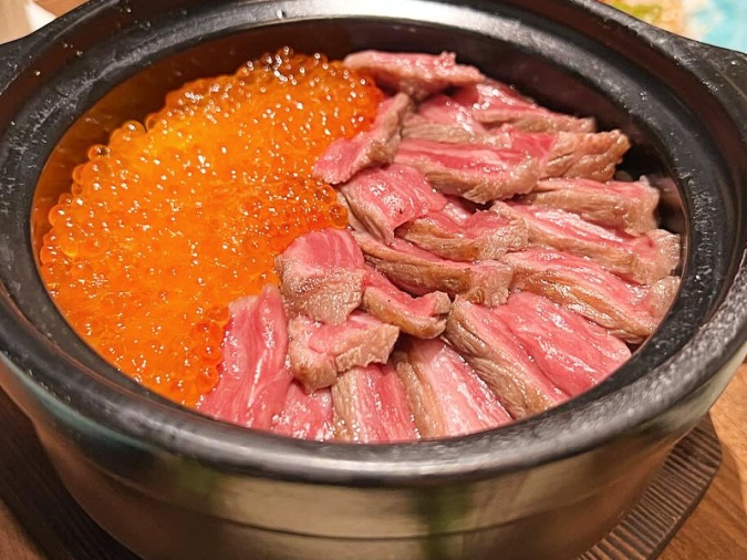 海鮮料理と寿司 うおism 小倉駅前店 いくらと和牛の土鍋ご飯