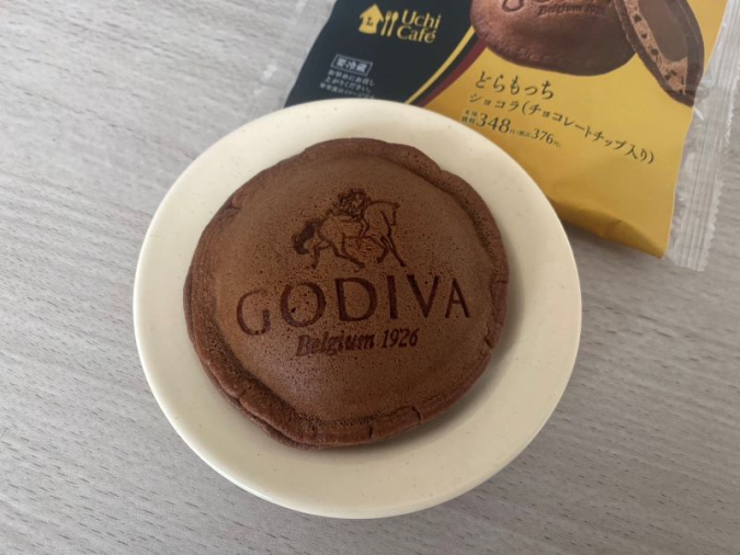 ローソンの新作『GODIVA』とのコラボ「Uchi Café×GODIVA どらもっち ショコラ（チョコレートチップ入り）」