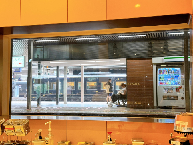 スターバックスコーヒー アミュプラザ博多2階店　電車が見える小窓