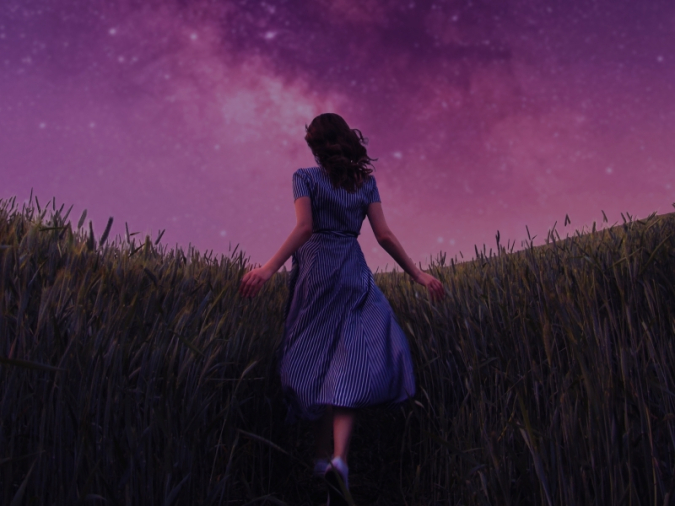 紫色の星空の下を走る女性