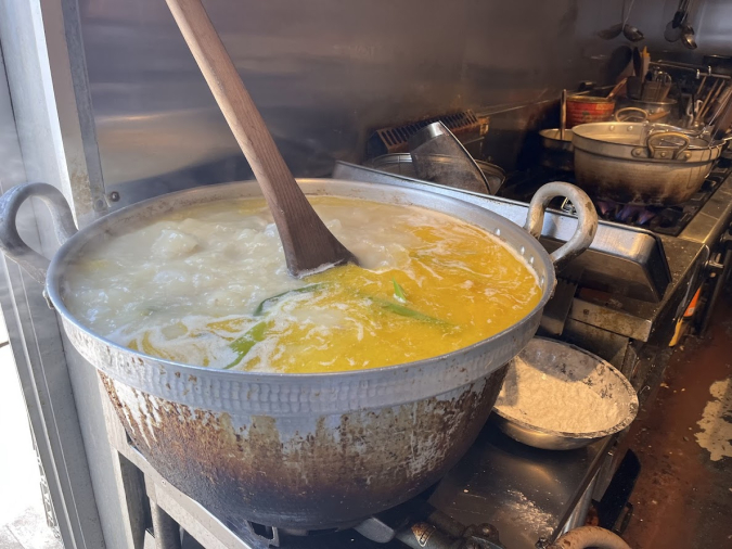 キッチンにあるスープ用の鍋　博多水炊きと焼き鳥 ときどきフレンチ ことぷろ博多本店