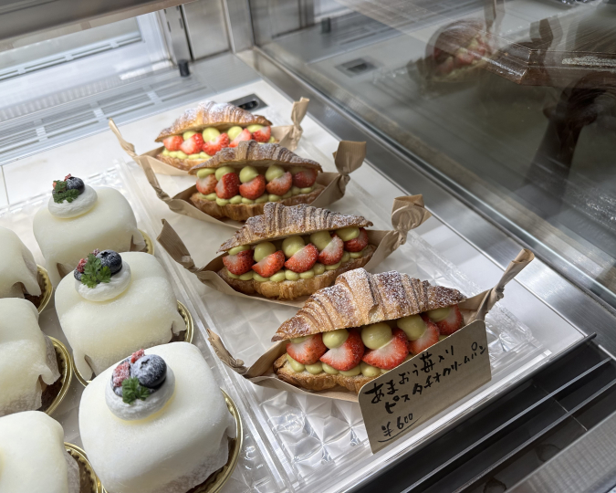 いちごのピスタチオクリームパン　Boulangerie Patisserie E-ji＆co.（ブーランジェリー パティスリー エイジ）