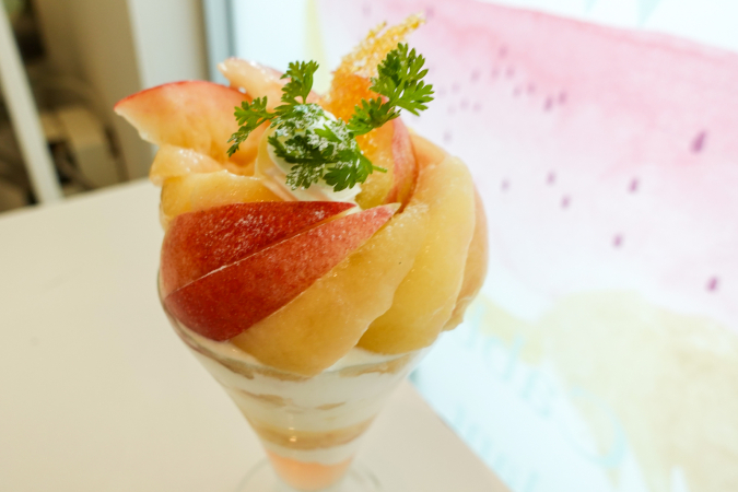 Fruit Factory Mooon（フルーツファクトリーモーン）　本店　白桃パフェ（トップの拡大）