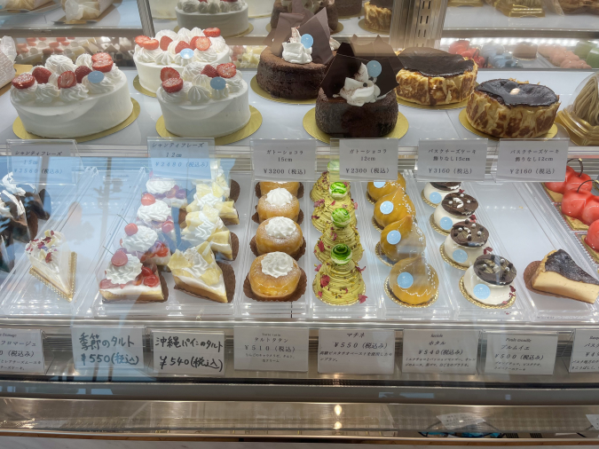 Patisserie POULE MOUILLÈ（パティスリー プルムイエ）　ショーケース