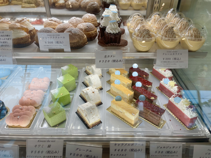 Patisserie POULE MOUILLÈ（パティスリー プルムイエ）　ショーケース