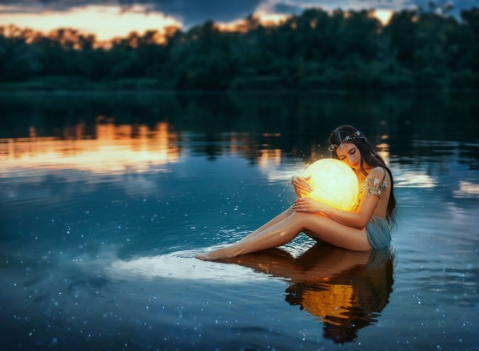 湖面に佇む女性
